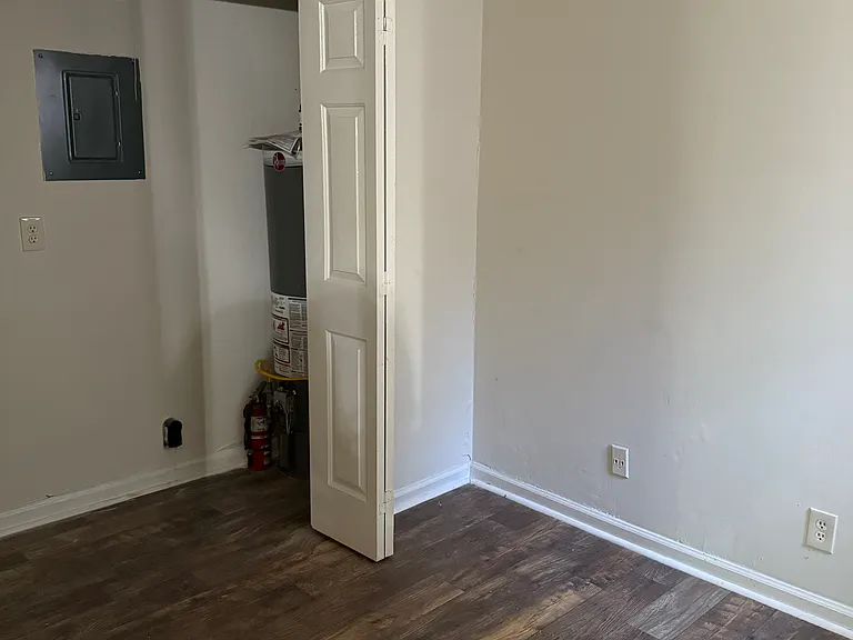 1863 Crestview Dr — Photo 6