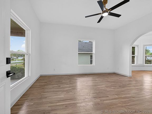 4th image of 316 E 5th St
