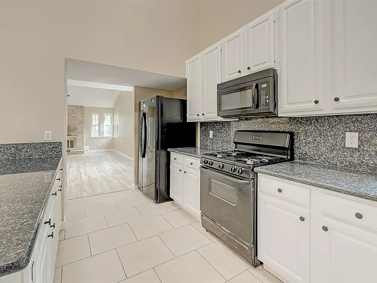 2302 Brook View Ln — Photo 16