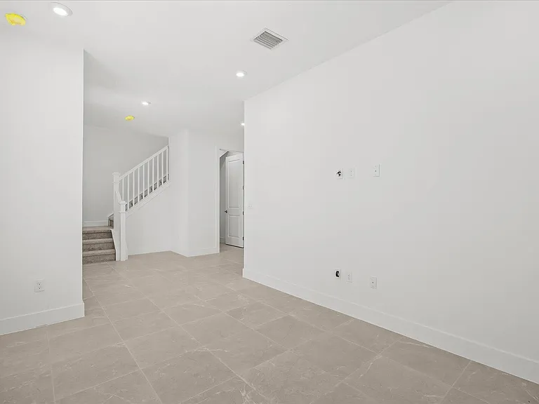 890 SW Newfield Pkwy — Photo 7