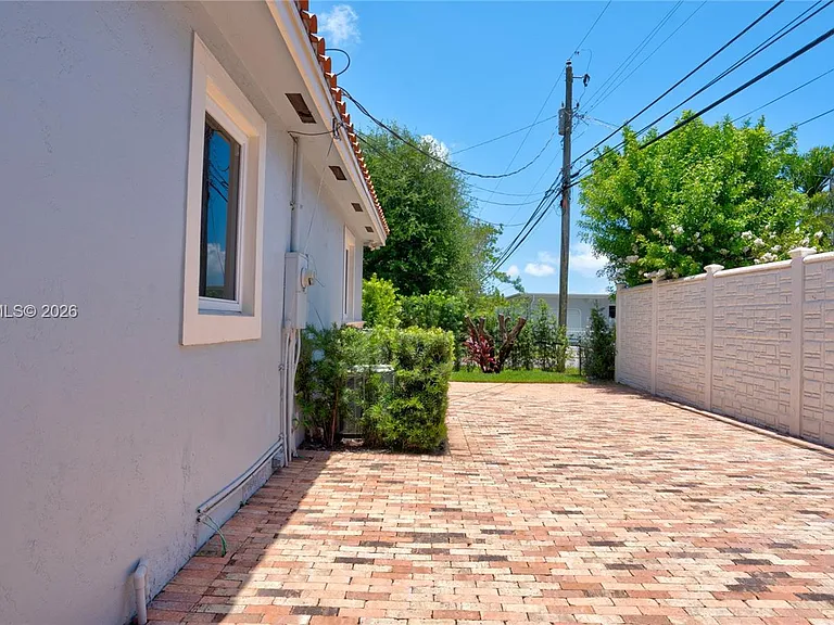 500 SW 51st Ct — Photo 8