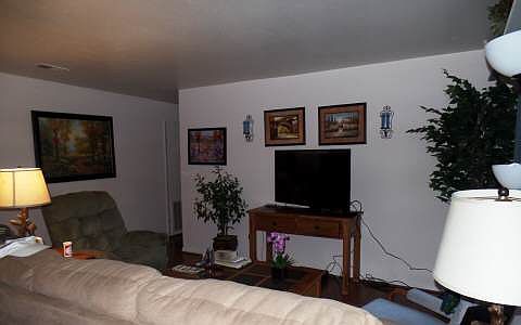 3rd image of 214 SE Oak Hill St