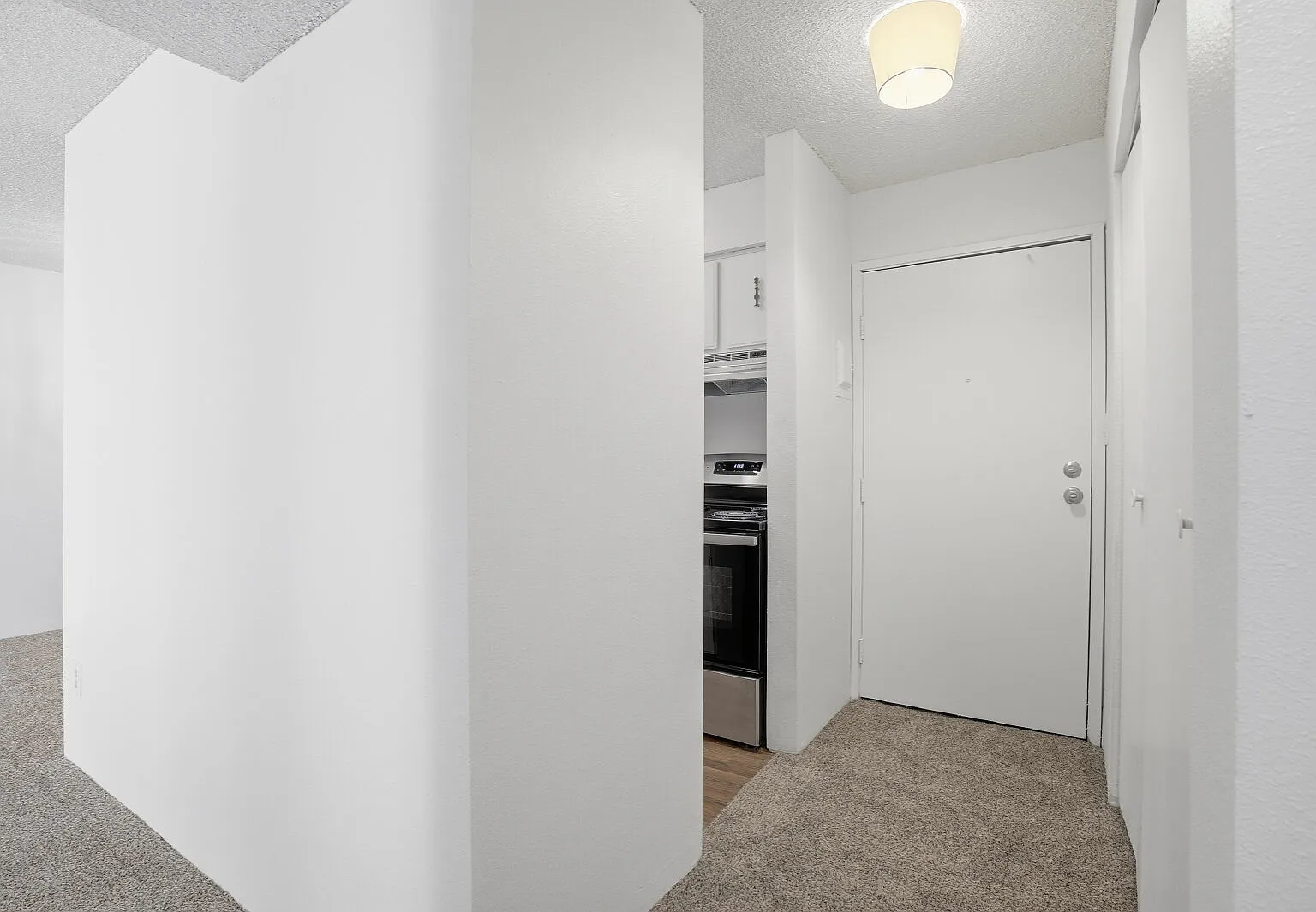 1 bed, 1.0 bath, 763 sqft, $1,096 — Photo 2