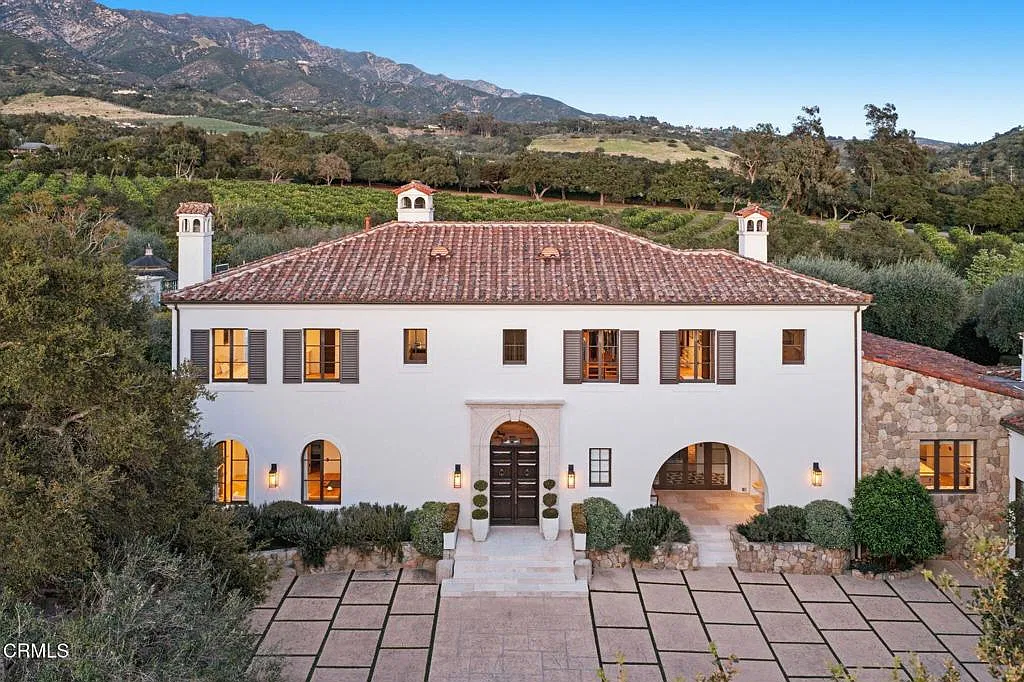5 bed, 6.5 bath, 6416 sqft, $70,000 — Photo 2