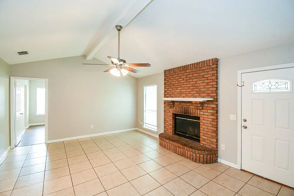 3 bed, 2.0 bath, 1206 sqft, $1,720 — Photo 3