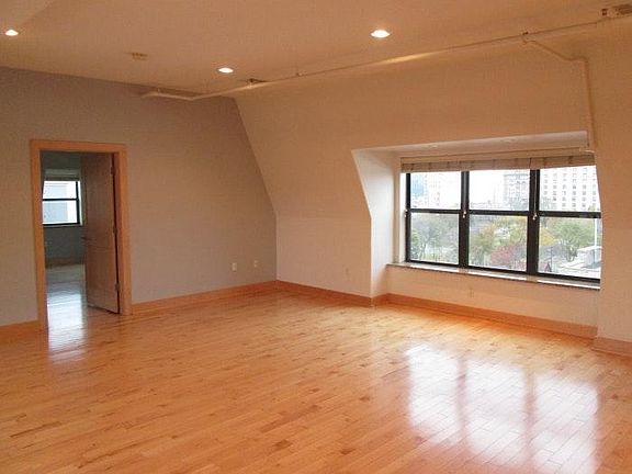 2nd image of 1033 N Martin L King Jr Dr
