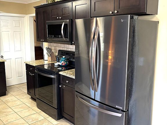 3rd image of 305 Brookwood Dr