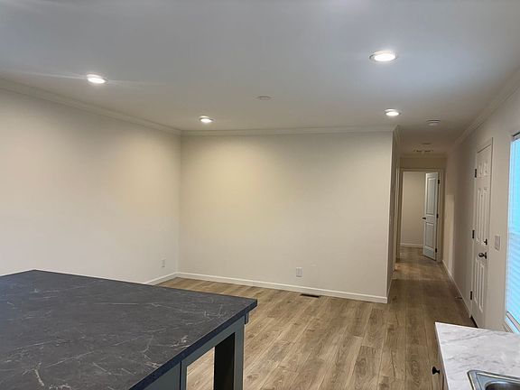 4th image of 205 Plum Dr