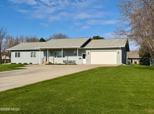 208 Aspen Dr, Milbank, SD 57252