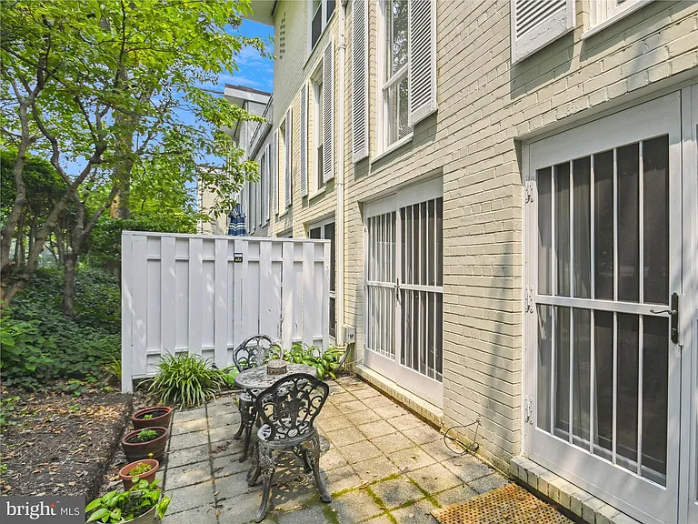 56 G St SW #B — Photo 17