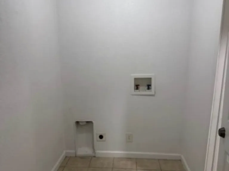 2730 S Jennings Ave — Photo 5