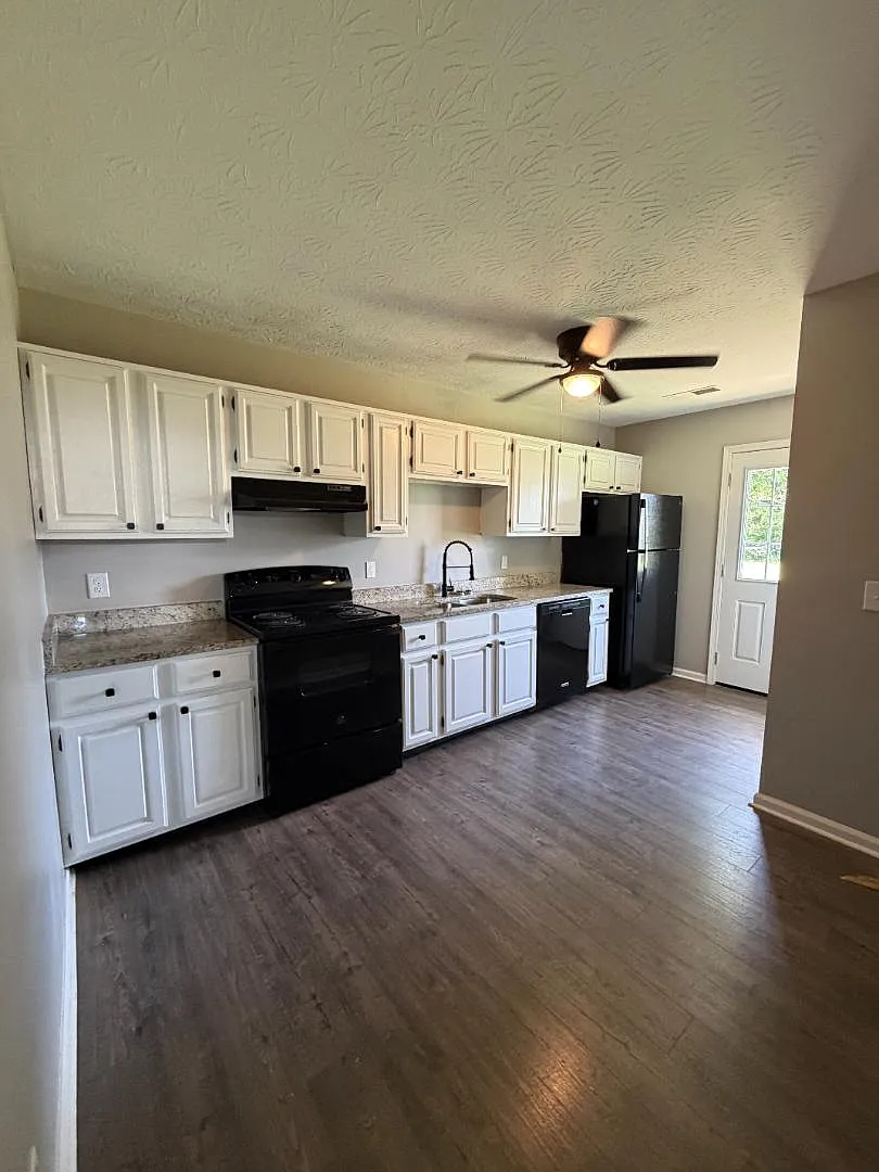 416 Poplar St - 416 Poplar B — Photo 1