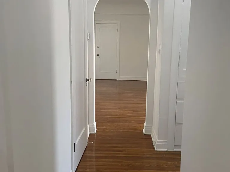 1002 N Sweetzer Ave — Photo 23