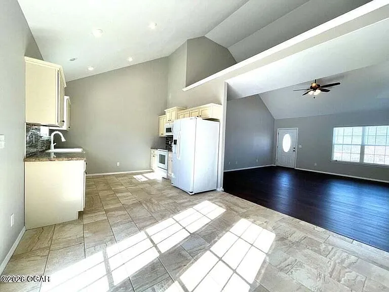 2402 S Illinois Ave — Photo 5