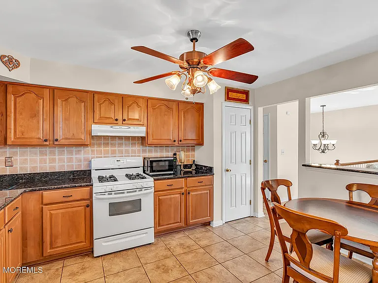 10 Mistletoe Ct — Photo 2