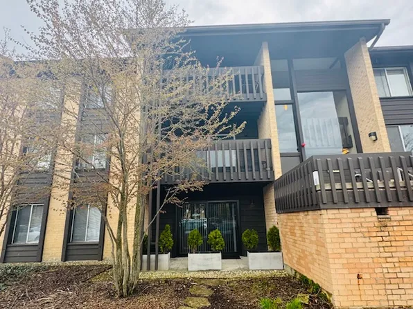 6177 Knollwood Rd, Willowbrook, IL