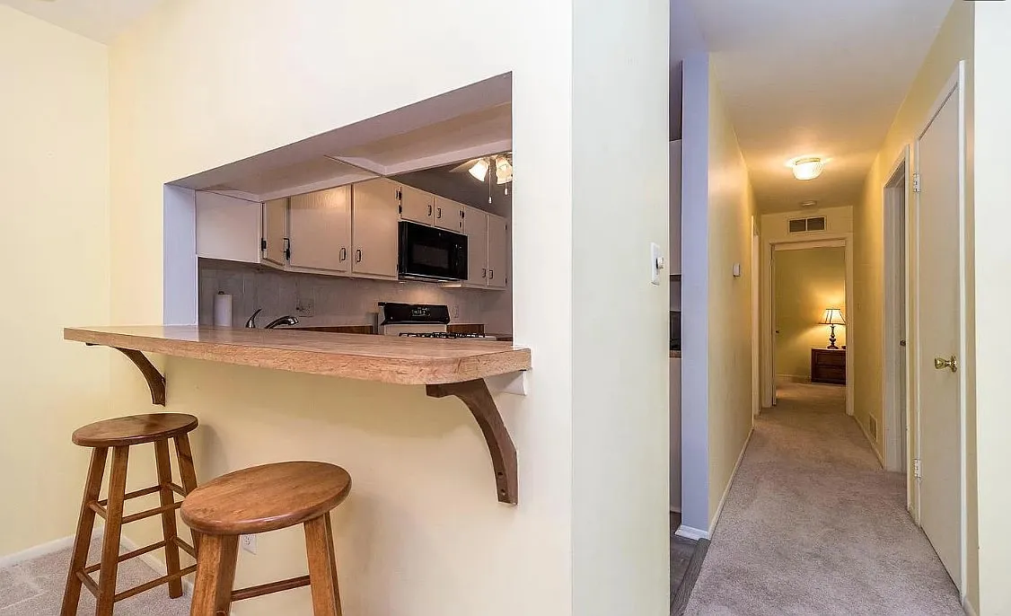 2 bed, 970 sqft, $1,900 — Photo 1