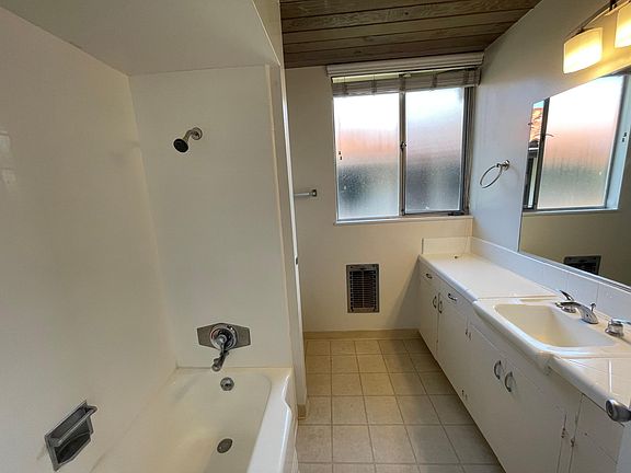 5th image of 123 E Micheltorena St APT 13