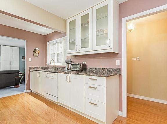3rd image of 585 Hillcrest Ct