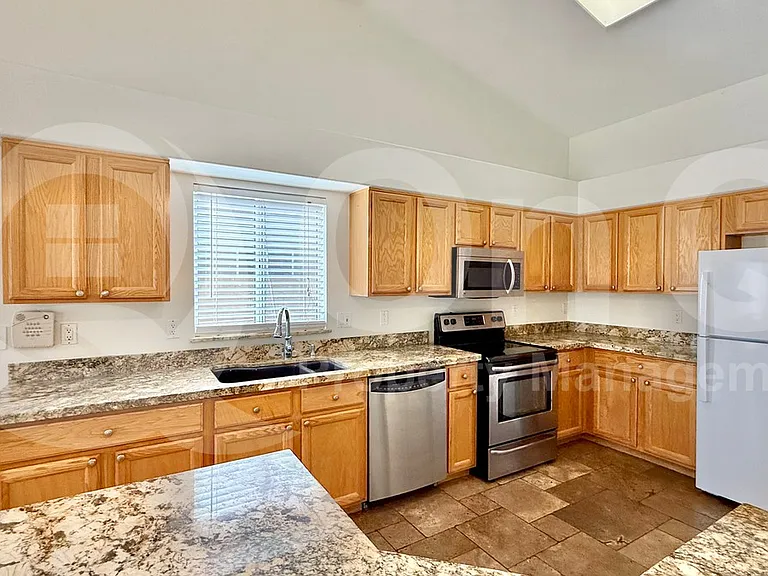 611 W Liberty Ln — Photo 7