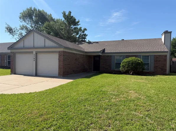 1702 Crimson Ct, Arlington, TX 76018