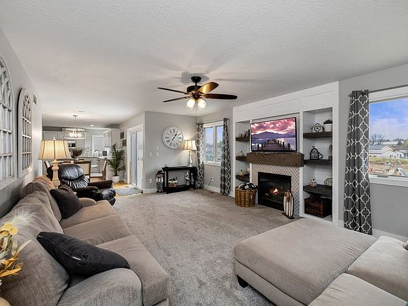 3rd image of 918 8th Ave NW