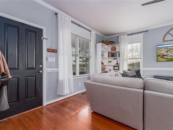 4th image of 227 W 13th St