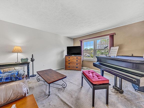 4th image of 212 Maple Hills Dr