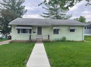 989 Monroe Dr, Freeport, IL 61032