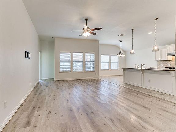 3rd image of 905 Ringwood St
