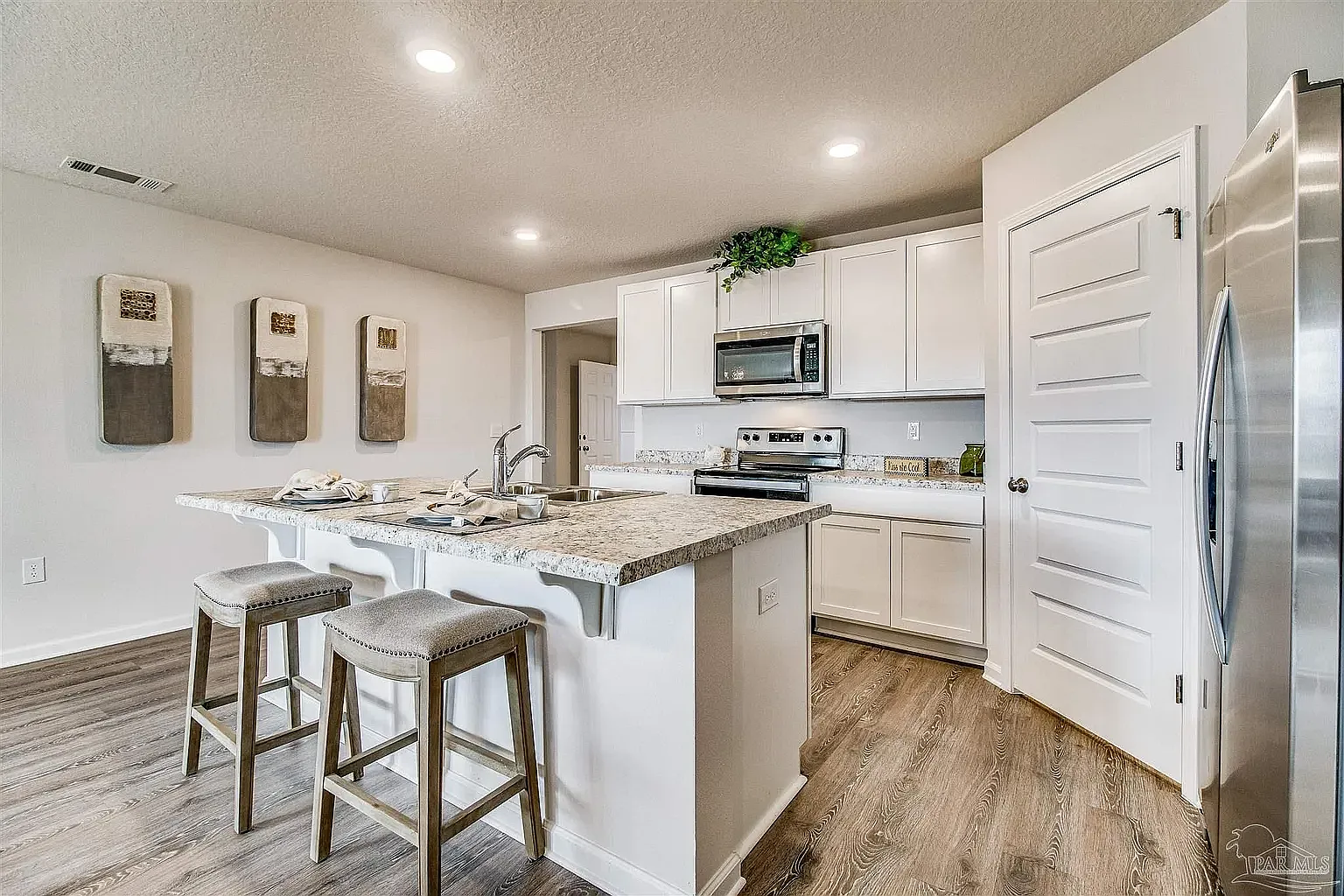4 bed, 1787 sqft, $2,350 — Photo 2