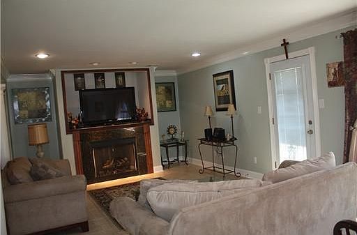 3rd image of 809 Andrews Ave