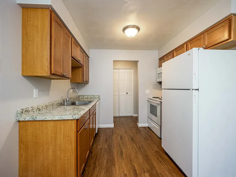 Eastway Manor Apartments — Photo 4