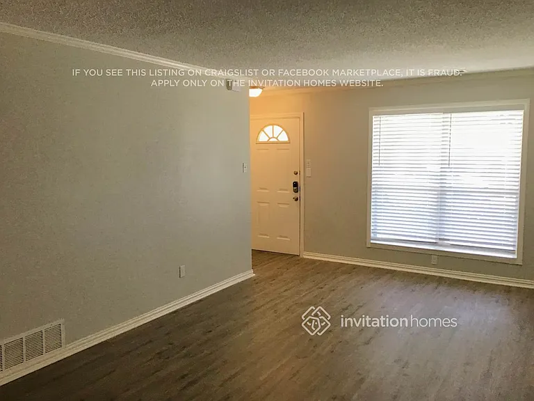 436 Lexington Ln — Photo 2