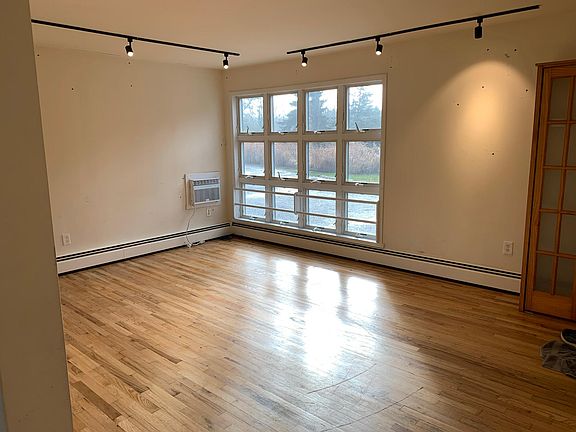3rd image of 580 Soundview Ave W