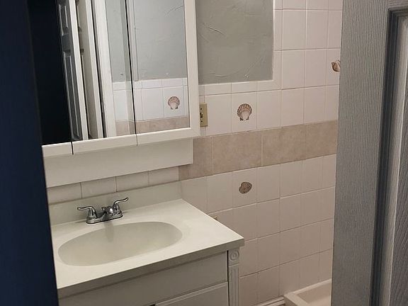 3rd image of 5663 Windermere Dr