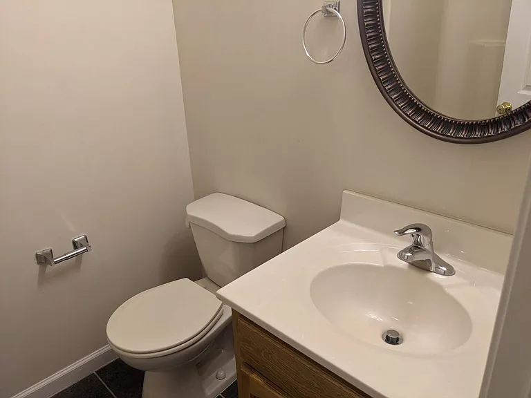225 Crown Ct — Photo 40