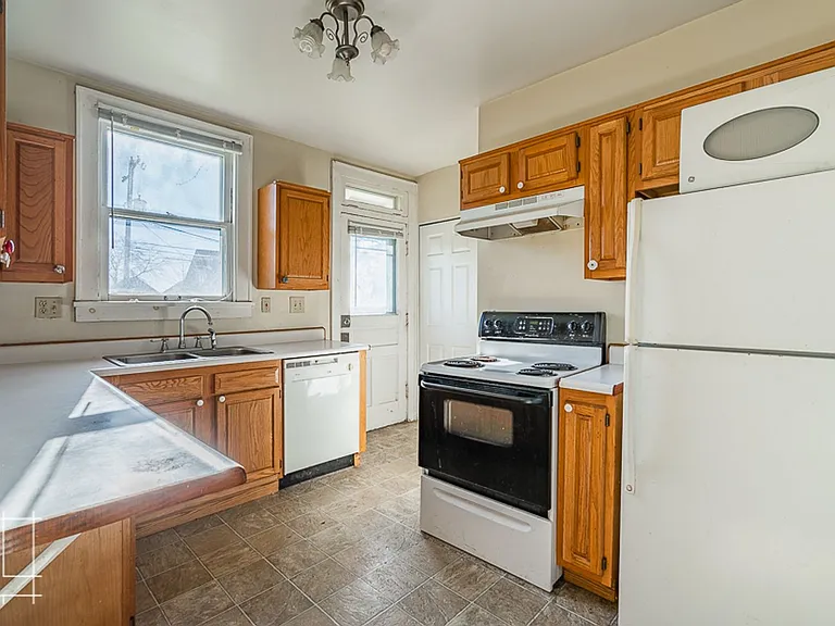 1448 Summit St — Photo 12