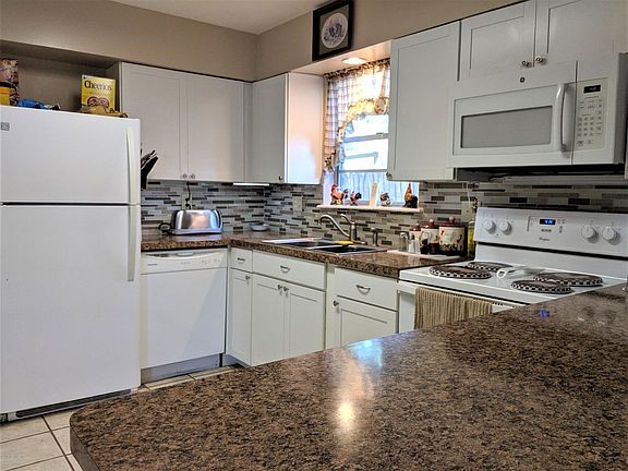 5th image of 1607 Bay Cir E