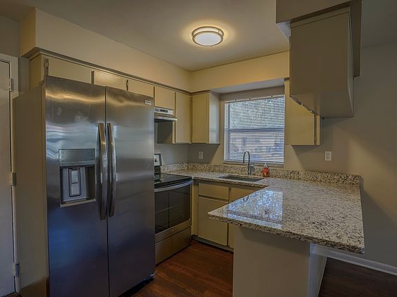 4th image of 3705 N Garrison St #1