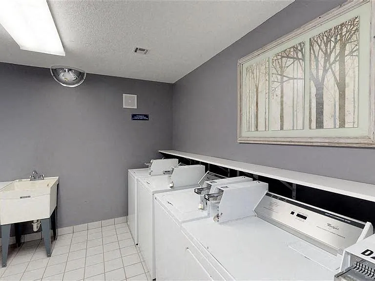 Sierra Vista Apartments — Photo 23
