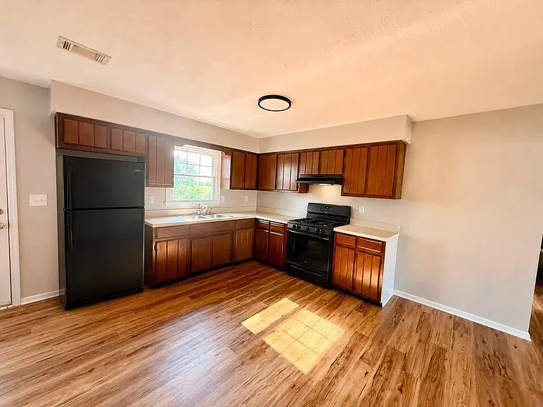 220 Azalea St — Photo 3