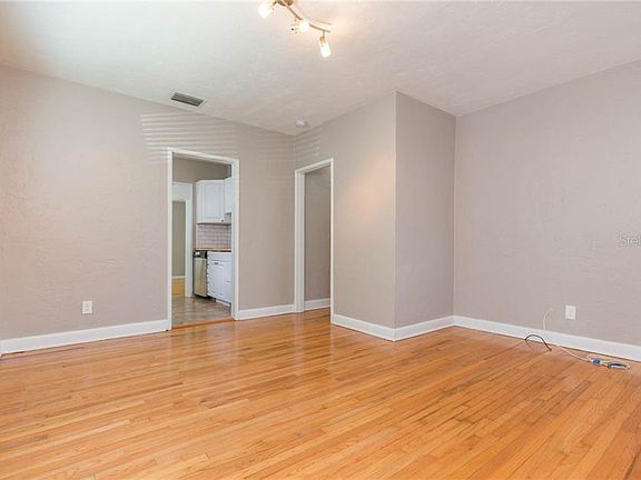 5th image of 923 E Giddens Ave
