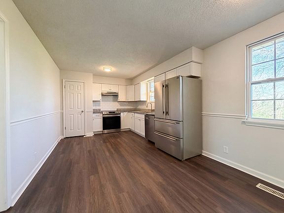 3rd image of 5148 Roxborough Dr
