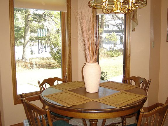 An eat-in-kitchen for your convenience.
