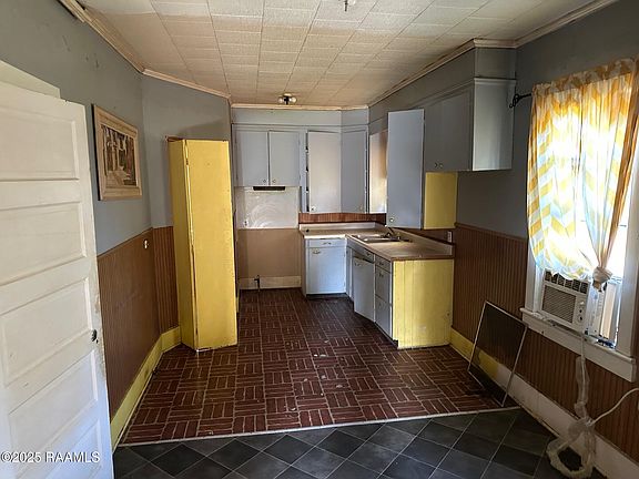 4th image of 404 S Saint Valerie St