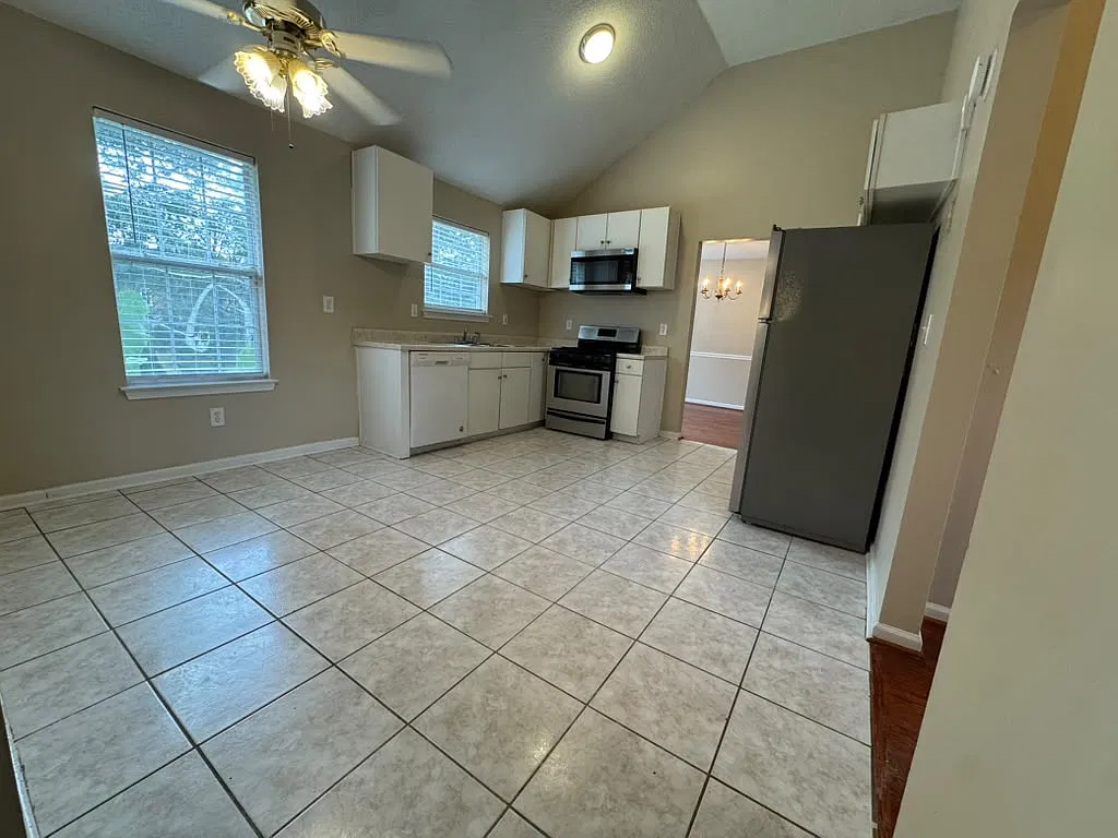 3 bed, 2.5 bath, 2073 sqft, $2,095 — Photo 4