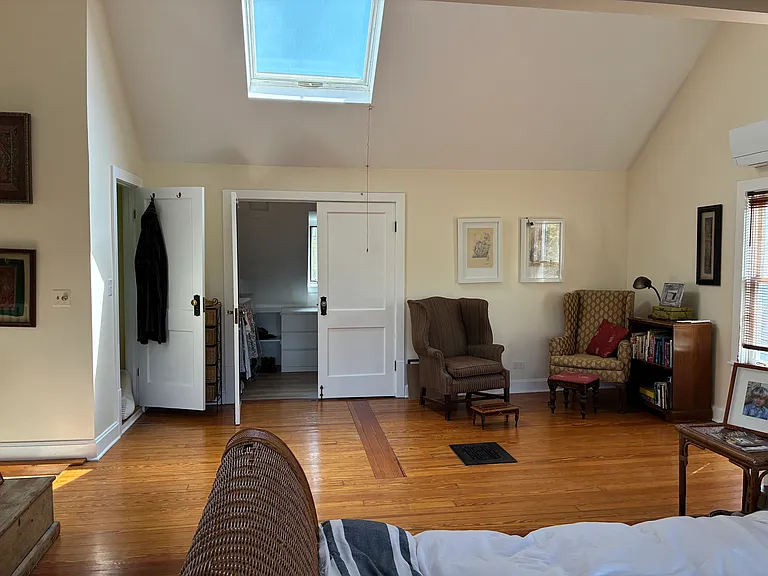 huge master BR, look towards walk-in closet