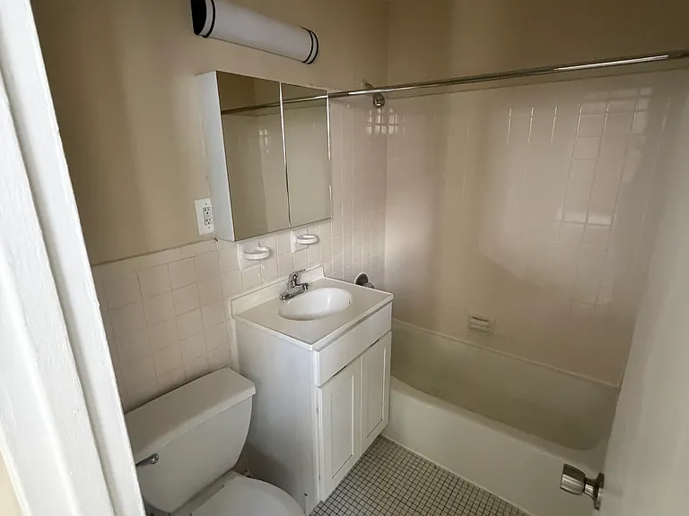 680 Beck St #4 — Photo 5