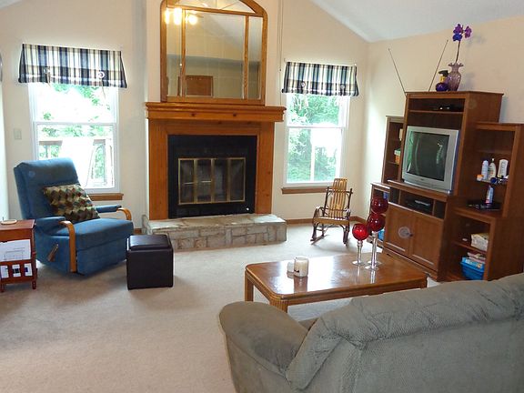 3rd image of 2031 NE Patterson Dr